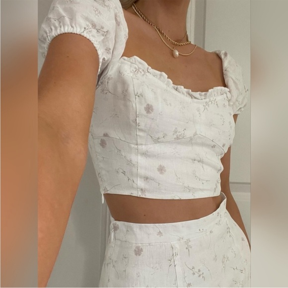 Aritzia Tops - Aritzia Wilfred Organic Linen Wander Cropped White Floral Blouse